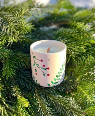 Konečně se mi podařilo naskladnit tyhle vánoční malované svíčky v keramickém hrnečku. A až vám svíčka s úžasnou vánoční...